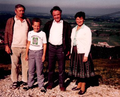 Mit Eltern und Onkel auf dem Berg im Gladbach-Outfit